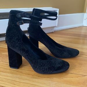 SIGERSON MORRISON super stylish velvet heel